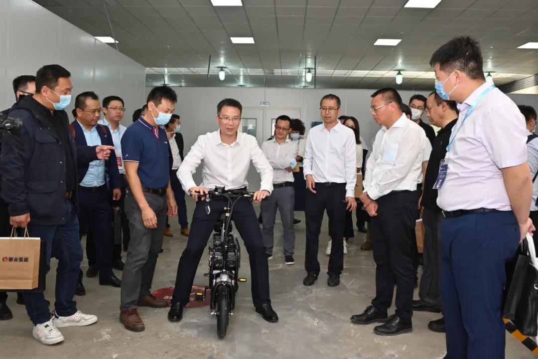 嘉宾对佛山攀业的展厅和车间进行了参观和指导